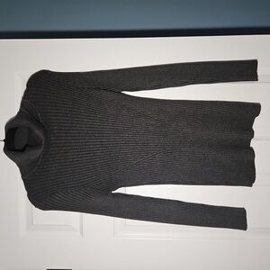 V28 Form-Fitting Turtle Neck Sweater
